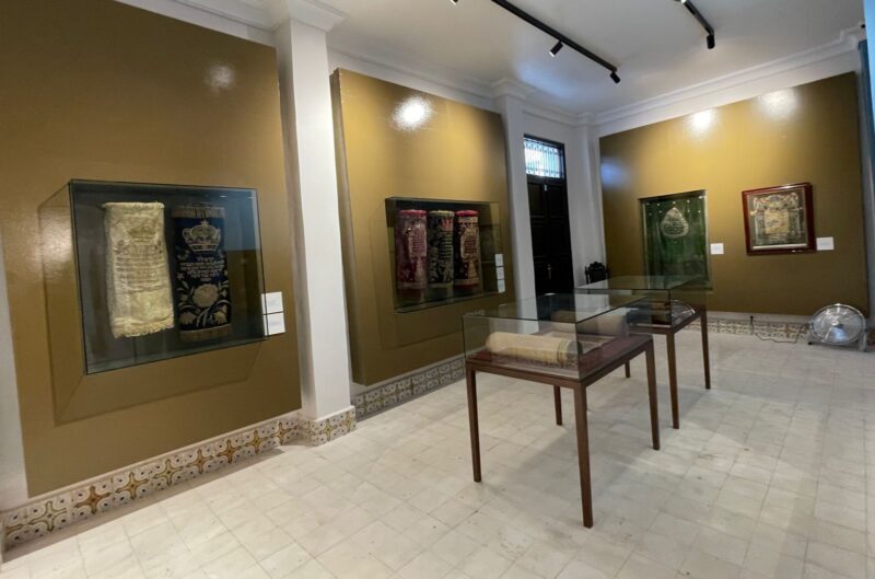 Dans le cadre du Programme de Réhabilitation et de Valorisation de la Medina de Tanger initiée par Sa Majesté le Roi Mohammed VI, que Dieu l'Assiste, l’Agence pour la Promotion et le Développement du Nord; en tant que maître d’ouvrage, en partenariat avec la Wilaya de la Région de Tanger Tétouan Al Hoceima; Maître d’ouvrage délégué et le ministère de la jeunesse, de la culture et de la communication ont procédé à la reconstruction du bâtiment de la synagogue Assayag, abandonnée depuis plus de 60 ans et qui menaçait de s’effondrer à tout moment. La réalisation de ce projet a été confié au Comité de la Communauté Israélite de Tanger, dont les travaux de réhabilitation ont réédifié la Synagogue à l’identique dans le respect total de ses composants datant de plus d’un siècle et ont nécessité un budget global de 2.000.000 de dirhams, financé par le ministère de la Culture.