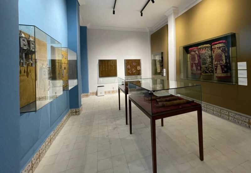 Dans le cadre du Programme de Réhabilitation et de Valorisation de la Medina de Tanger initiée par Sa Majesté le Roi Mohammed VI, que Dieu l'Assiste, l’Agence pour la Promotion et le Développement du Nord; en tant que maître d’ouvrage, en partenariat avec la Wilaya de la Région de Tanger Tétouan Al Hoceima; Maître d’ouvrage délégué et le ministère de la jeunesse, de la culture et de la communication ont procédé à la reconstruction du bâtiment de la synagogue Assayag, abandonnée depuis plus de 60 ans et qui menaçait de s’effondrer à tout moment. La réalisation de ce projet a été confié au Comité de la Communauté Israélite de Tanger, dont les travaux de réhabilitation ont réédifié la Synagogue à l’identique dans le respect total de ses composants datant de plus d’un siècle et ont nécessité un budget global de 2.000.000 de dirhams, financé par le ministère de la Culture.