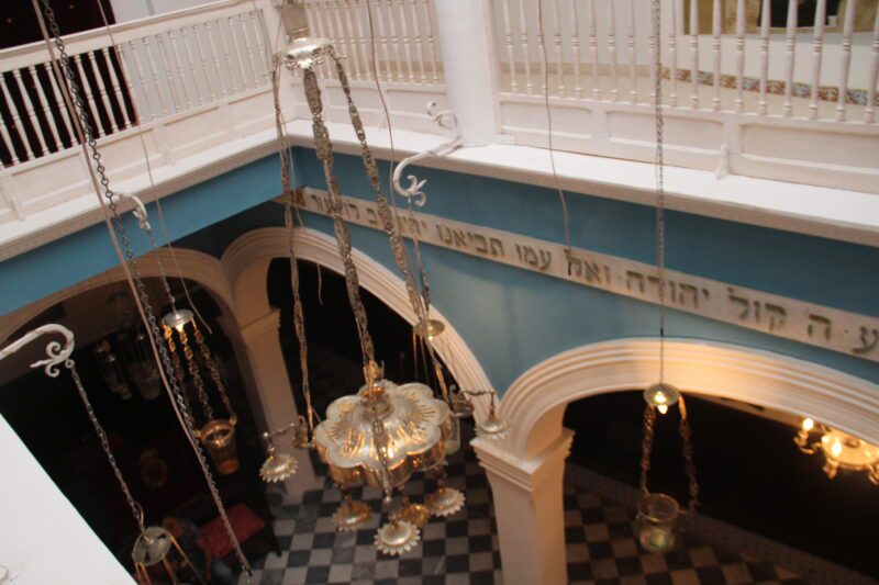 Dans le cadre du Programme de Réhabilitation et de Valorisation de la Medina de Tanger initiée par Sa Majesté le Roi Mohammed VI, que Dieu l'Assiste, l’Agence pour la Promotion et le Développement du Nord; en tant que maître d’ouvrage, en partenariat avec la Wilaya de la Région de Tanger Tétouan Al Hoceima; Maître d’ouvrage délégué et le ministère de la jeunesse, de la culture et de la communication ont procédé à la reconstruction du bâtiment de la synagogue Assayag, abandonnée depuis plus de 60 ans et qui menaçait de s’effondrer à tout moment. La réalisation de ce projet a été confié au Comité de la Communauté Israélite de Tanger, dont les travaux de réhabilitation ont réédifié la Synagogue à l’identique dans le respect total de ses composants datant de plus d’un siècle et ont nécessité un budget global de 2.000.000 de dirhams, financé par le ministère de la Culture.