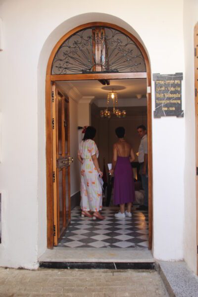 Dans le cadre du Programme de Réhabilitation et de Valorisation de la Medina de Tanger initiée par Sa Majesté le Roi Mohammed VI, que Dieu l'Assiste, l’Agence pour la Promotion et le Développement du Nord; en tant que maître d’ouvrage, en partenariat avec la Wilaya de la Région de Tanger Tétouan Al Hoceima; Maître d’ouvrage délégué et le ministère de la jeunesse, de la culture et de la communication ont procédé à la reconstruction du bâtiment de la synagogue Assayag, abandonnée depuis plus de 60 ans et qui menaçait de s’effondrer à tout moment. La réalisation de ce projet a été confié au Comité de la Communauté Israélite de Tanger, dont les travaux de réhabilitation ont réédifié la Synagogue à l’identique dans le respect total de ses composants datant de plus d’un siècle et ont nécessité un budget global de 2.000.000 de dirhams, financé par le ministère de la Culture.