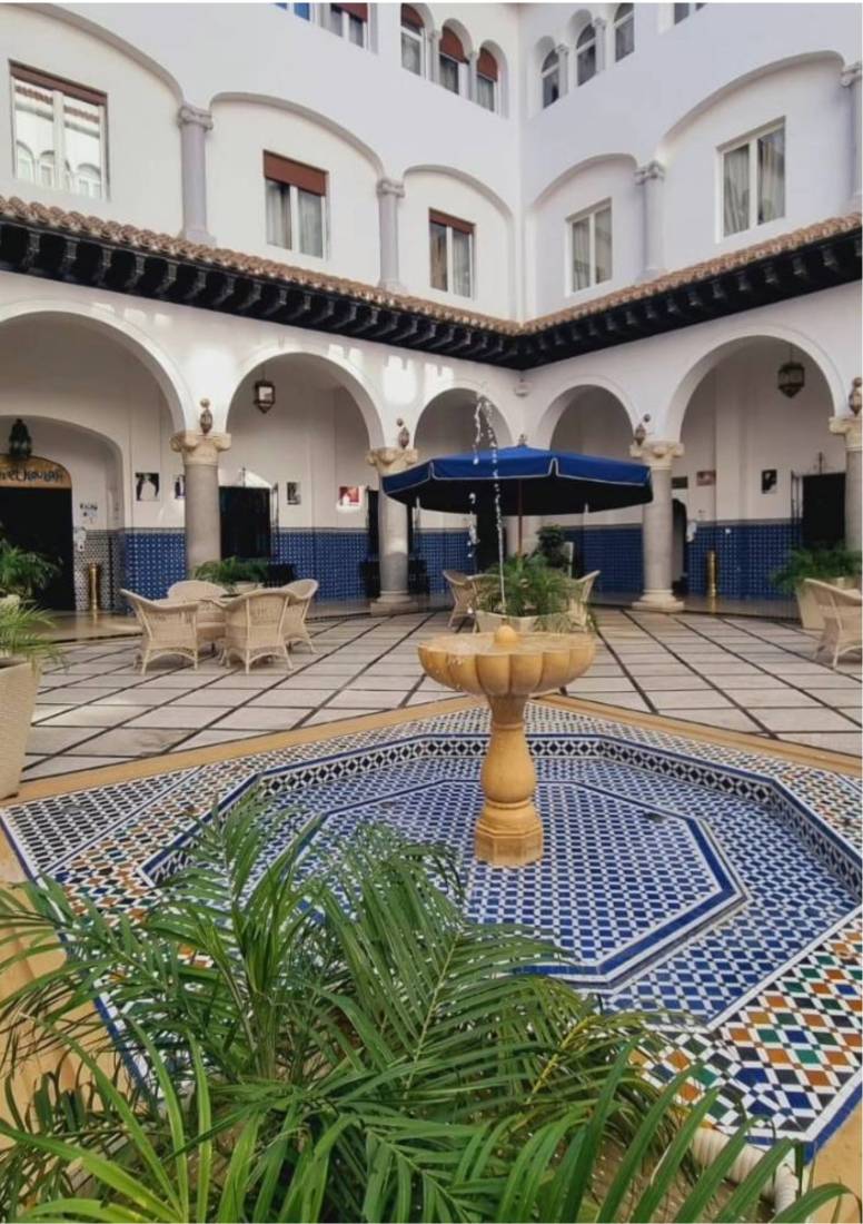 Patio andalou de l’Hôtel El Minzah offrant une parenthèse hivernale élégante et chaleureuse à Tanger