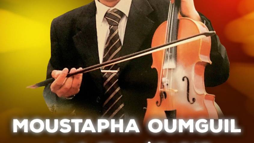 Mustapha Oumguil animant une soirée Chikhates avec ses tubes « Zine Zine Awa », « Ida Zman » et « Nhmed Sidi Rebbi » à l’Hôtel El Oumnia Puerto