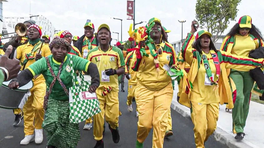 La CAN dynamise le tourisme avec des visiteurs africains chantant et dansant en habits traditionnels