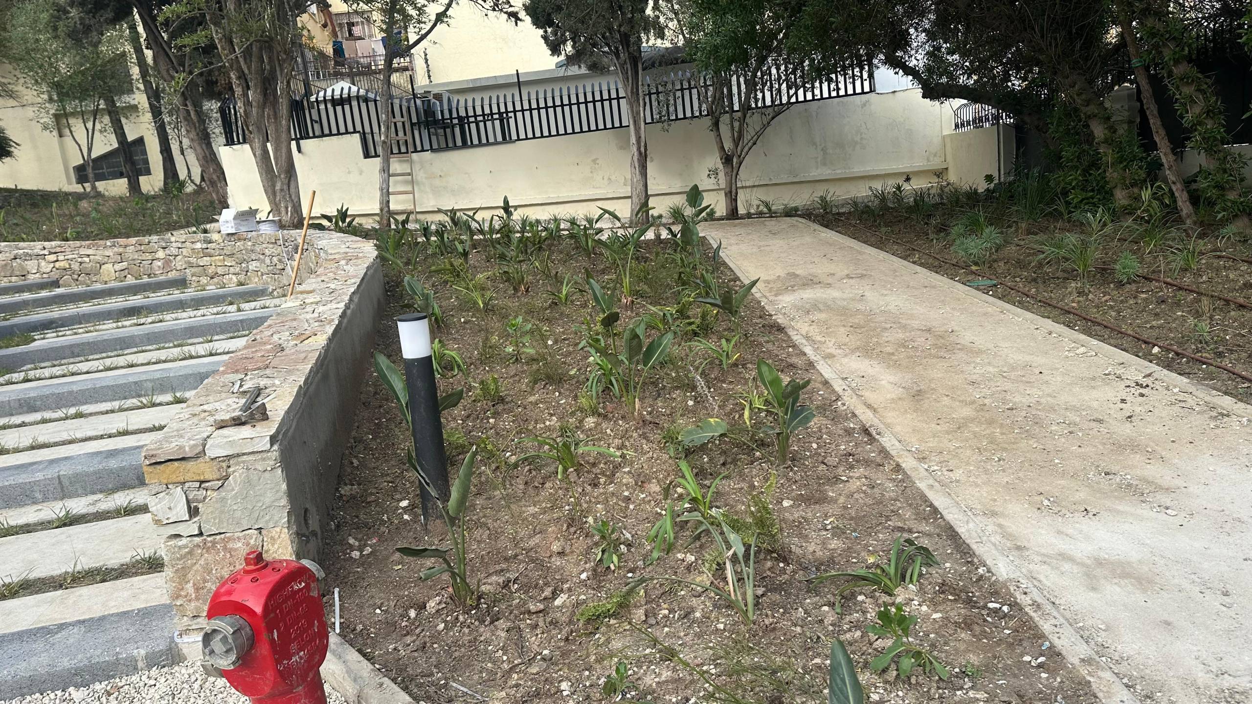 Rampe d’accès pour personnes à mobilité réduite (PMR) en cours d’installation dans les bâtiments centenaires du Consulat de France à Tanger
