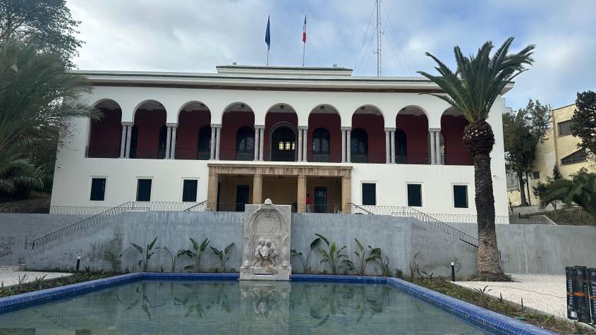 Façade des bâtiments centenaires et historiques du Consulat général de France à Tanger en travaux