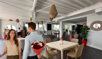 Couple profitant d’un dîner romantique au chaud avec vue sur l’Océan Atlantique à KD. Signature by La Piscine à Tanger