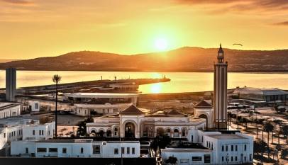 Tanger au lever du soleil pendant le Ramadan, rues calmes et atmosphère paisible à l’aube