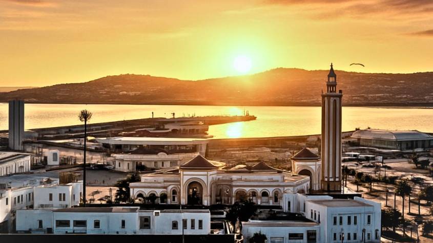 Tanger au lever du soleil pendant le Ramadan, rues calmes et atmosphère paisible à l’aube