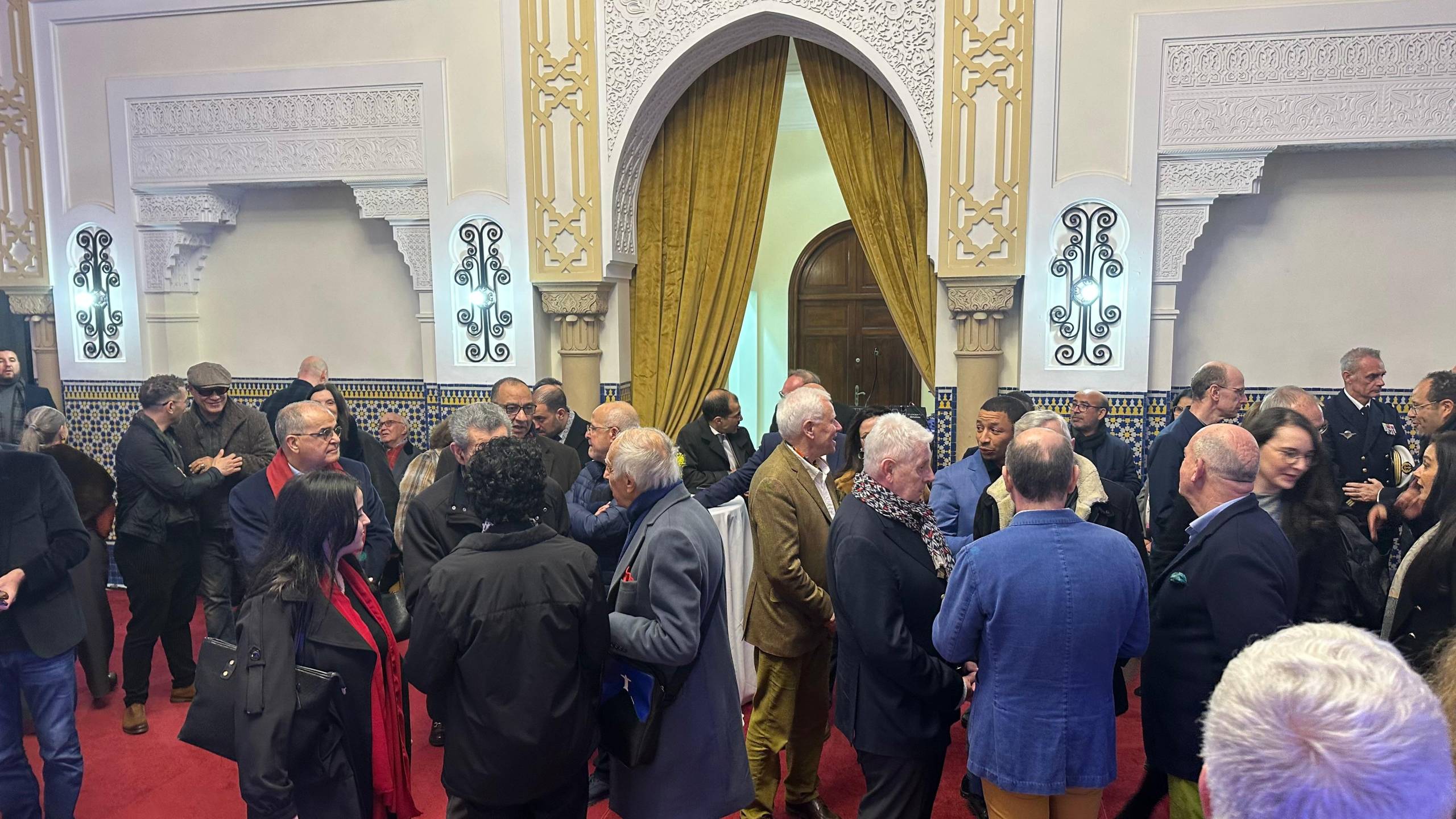 Vue du public présent lors de l’inauguration des nouveaux locaux de l’Institut français de Tanger, avec visiteurs et participants