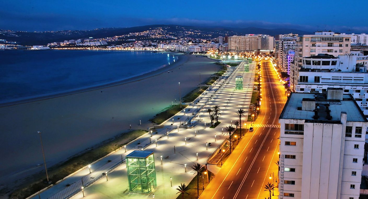 La corniche de Tanger pour des promenades nocturnes