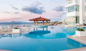 Vue sur piscine et sur mer de l'hôtel Farah Tanger pour un printemps à Tanger