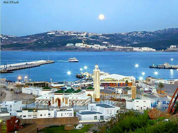 Vue sur le port de Tanger la touristique 