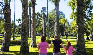 Promenade dans le parc de la Villa Harris pendant le printemps à Tanger