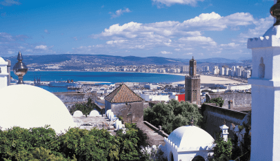 Vue sur mer et minaret Sidi Bouabid à Tanger la spirituelle