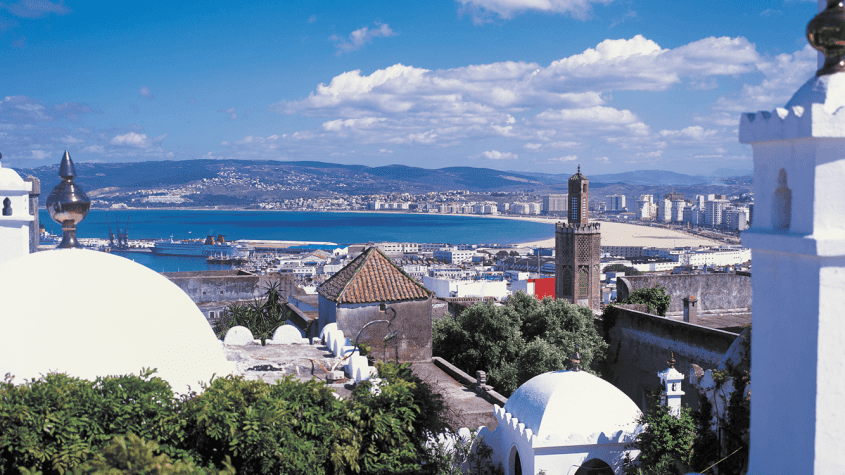Vue sur mer et minaret Sidi Bouabid à Tanger la spirituelle
