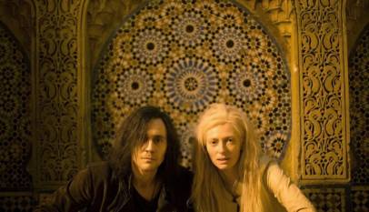 Scène nocturne de Tanger la cinéaste dans le film Only Lovers Left Alive de Jim Jarmusch illustrant l’atmosphère mystérieuse et les ruelles de la ville.