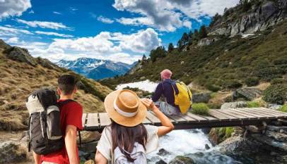 Randonnée dans le Parc naturel de Talassemtane au Nord du Maroc sans voiture avec une femme et deux hommes explorant les sentiers forestiers.