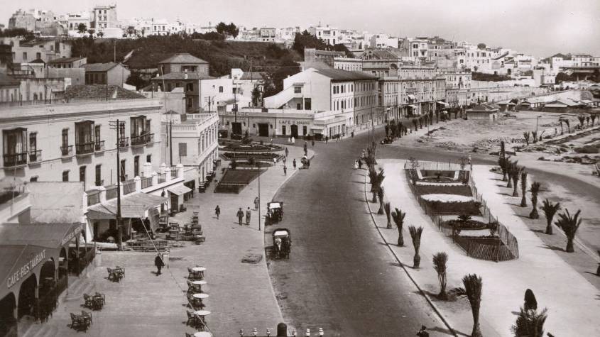 Vue aérienne de Tanger l’historique vers 1940, l’avenue d’Espagne et la route côtière