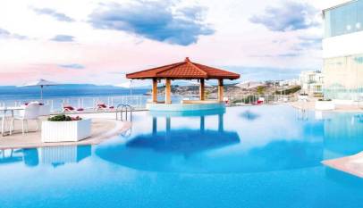 Vue panoramique de la piscine face à la baie au Farah Hotel à Tanger