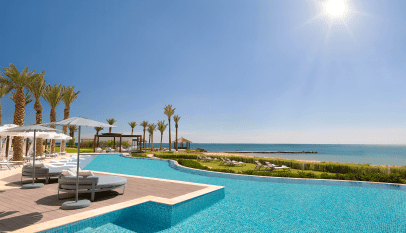 Piscine du St. Regis La Bahia Blanca Resort Tamuda Bay avec vue sur la Méditerranée