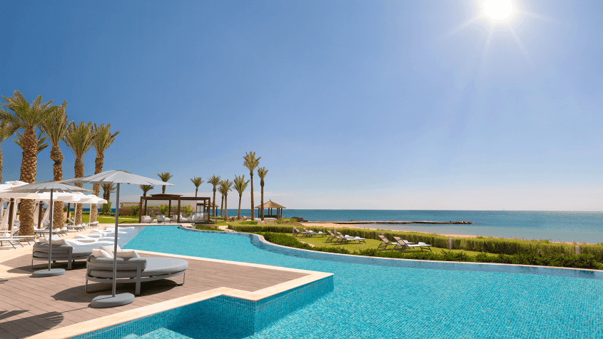 Piscine du St. Regis La Bahia Blanca Resort Tamuda Bay avec vue sur la Méditerranée