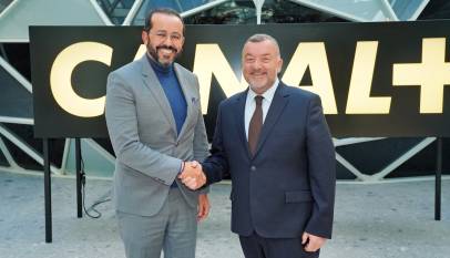 Poignée de main entre deux représentants lors du partenariat entre l’ONMT et Canal+ pour promouvoir le tourisme golfique