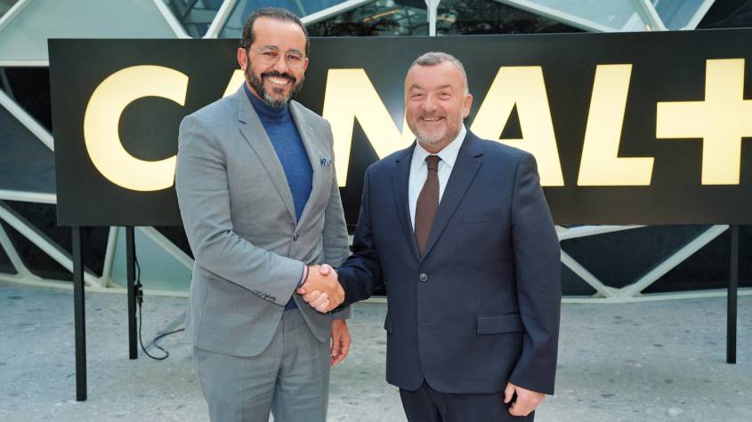 Poignée de main entre deux représentants lors du partenariat entre l’ONMT et Canal+ pour promouvoir le tourisme golfique