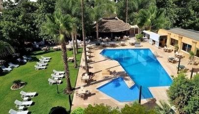 Vue aérienne sur la piscine et le jadin d'El Oumnia Puerto Tanger