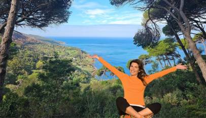 Tanger au printemps, avec paysage côtier et vue sur la mer Méditerranée, forêt de pins et nature méditerranéenne offrant une ambiance d’évasion